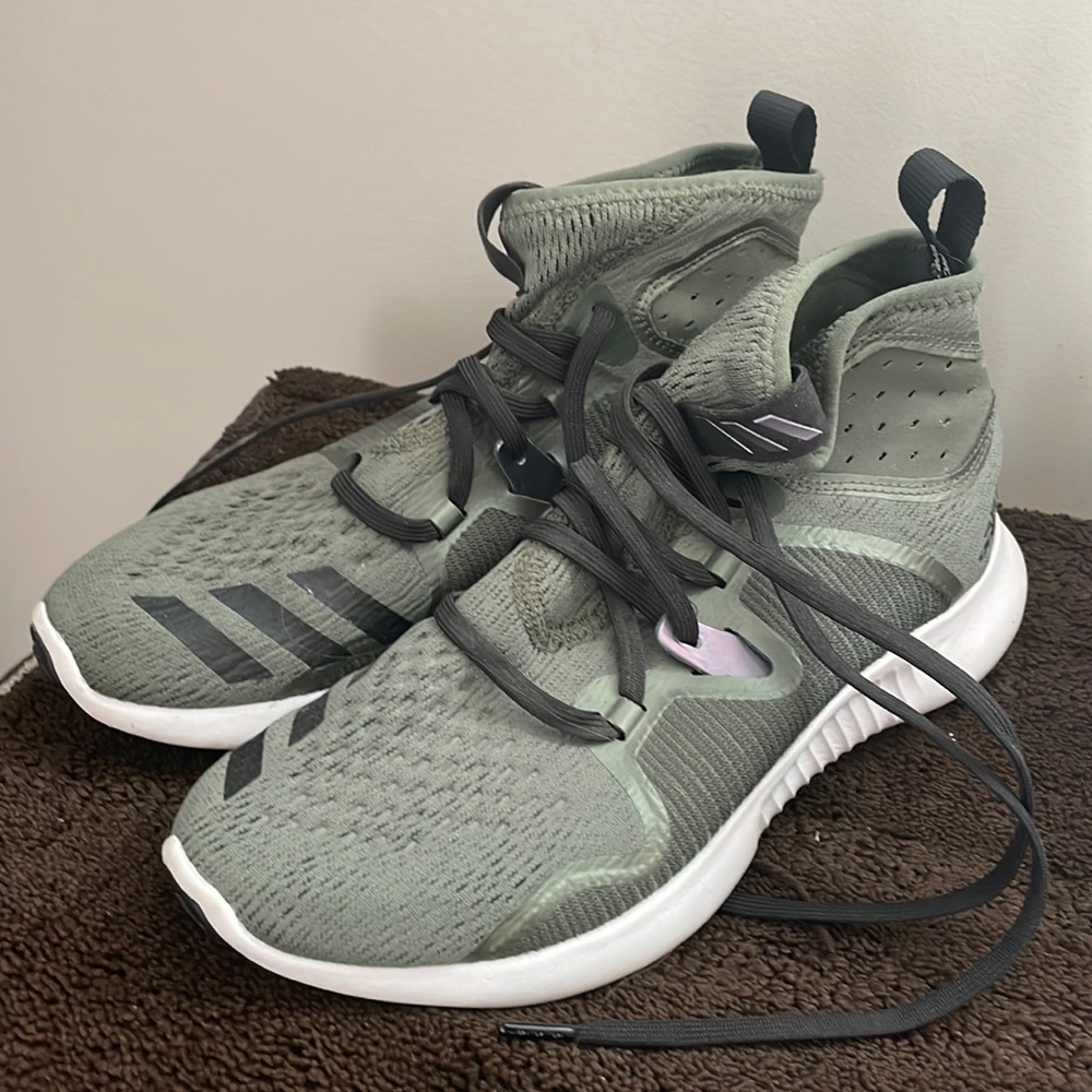 Adidas- edgebounce mid base green size 8